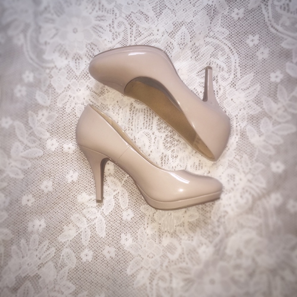 Glossy nude pumps